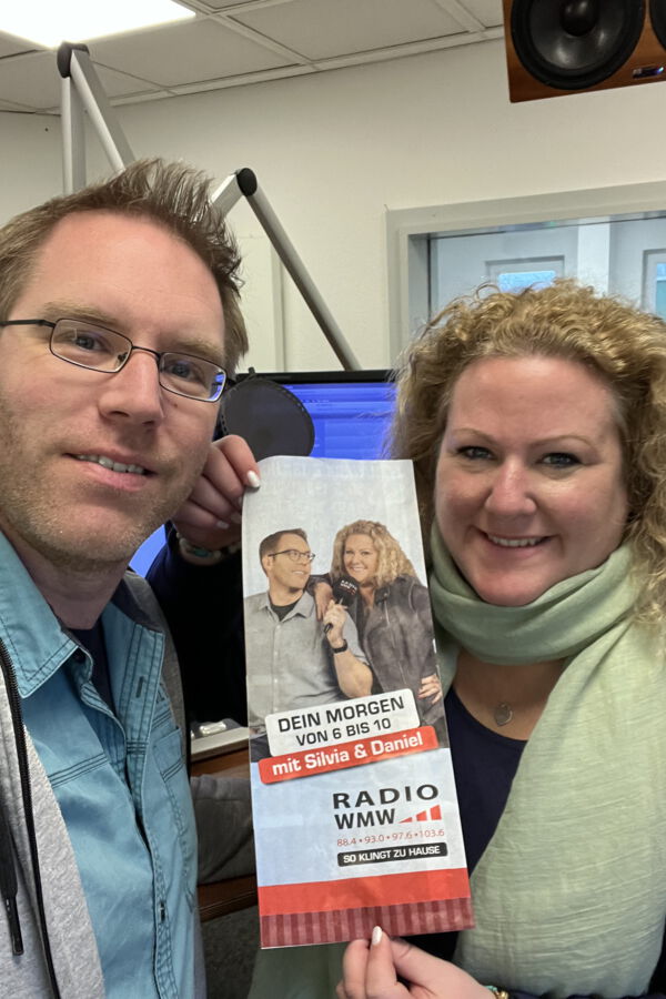 Silvia Ochlast - Radio WMW mit Kollege Daniel Krawinkel und Brötchentüten