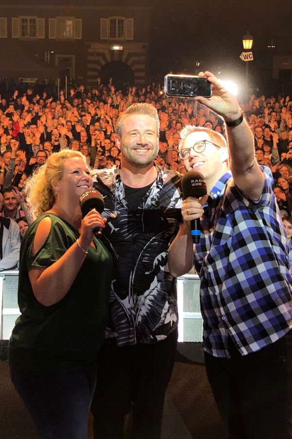 Silvia Ochlast - Selfie mit Sasha bei Radio WMW Live am Schloss in Ahaus